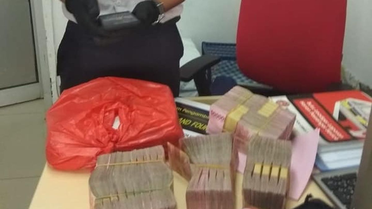 Kisah Petugas Kebersihan Stasiun Bojong Temukan Uang Rp500 Juta di Dalam KRL dan Mengembalikannya 