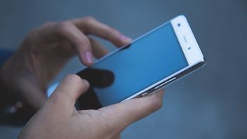 コロナ患者に対する携帯電話の使用禁止政策に対する批判