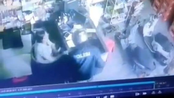 رجل في سترة الشرطة Todong الأمهات في دنباسار بسكين، في محاولة لسرقة متجر