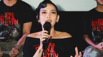 トランス状態と壁への飛行、ディンダカニャデウィはニューホラー映画で精神的および筋肉を準備します