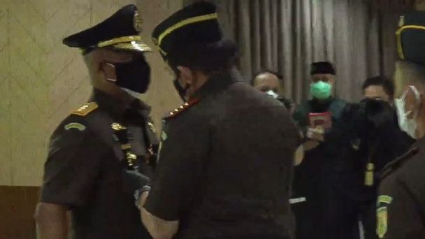 Jaksa Agung RI Sanitiar Burhanuddin melantik Laksda TNI Anwar Saadi sebagai Jaksa Agung Muda Pidana Militer (JAMPidmil) / Antara