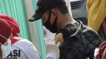 حكومة مدينة باندارلامبونغ تقوم بتطعيم 100 تاجر تكجيل