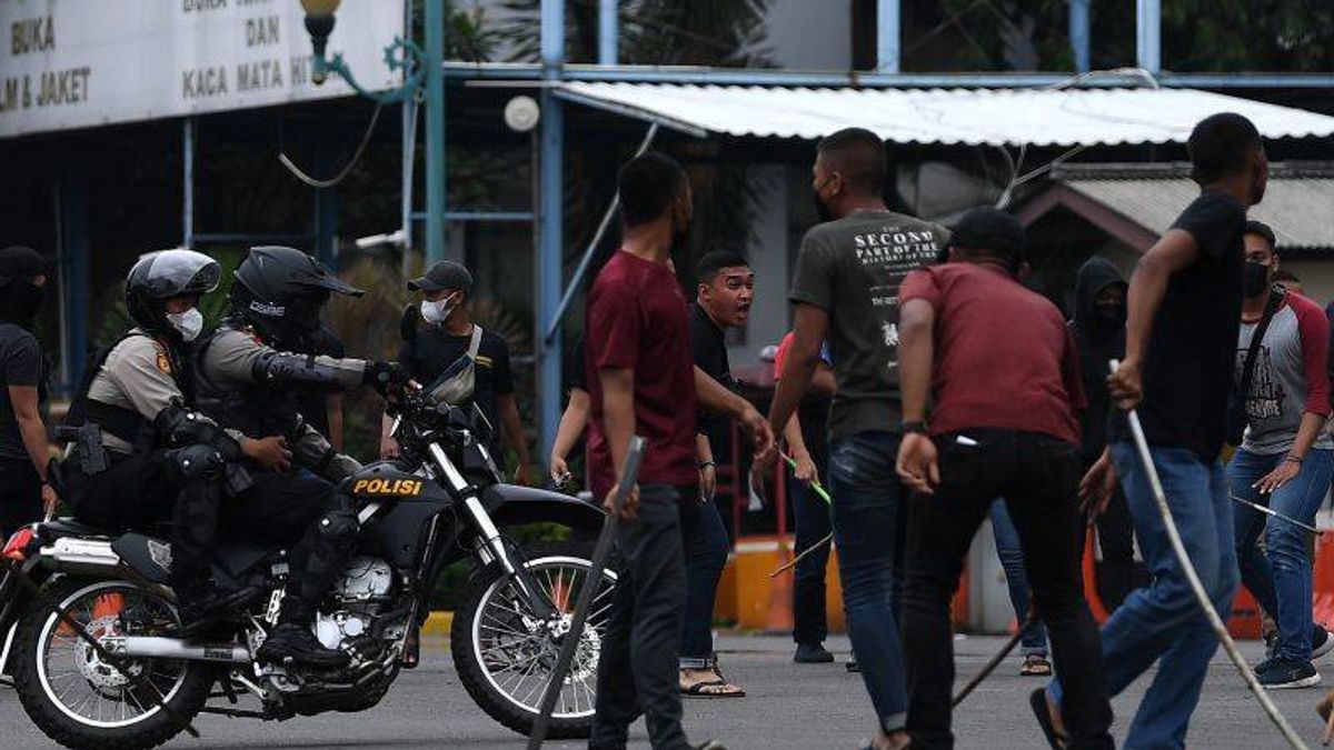 ديدوا يريد شجارا ، مجموعة من المراهقين يجلبون ساجام كوكار كاسير اقتربت منهم شرطة بادانج