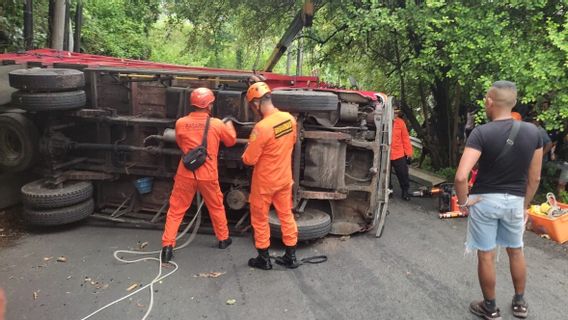 タンジャンガンプラゴアゴンジンバランでトラックが横転し、1人が圧迫されて死亡した