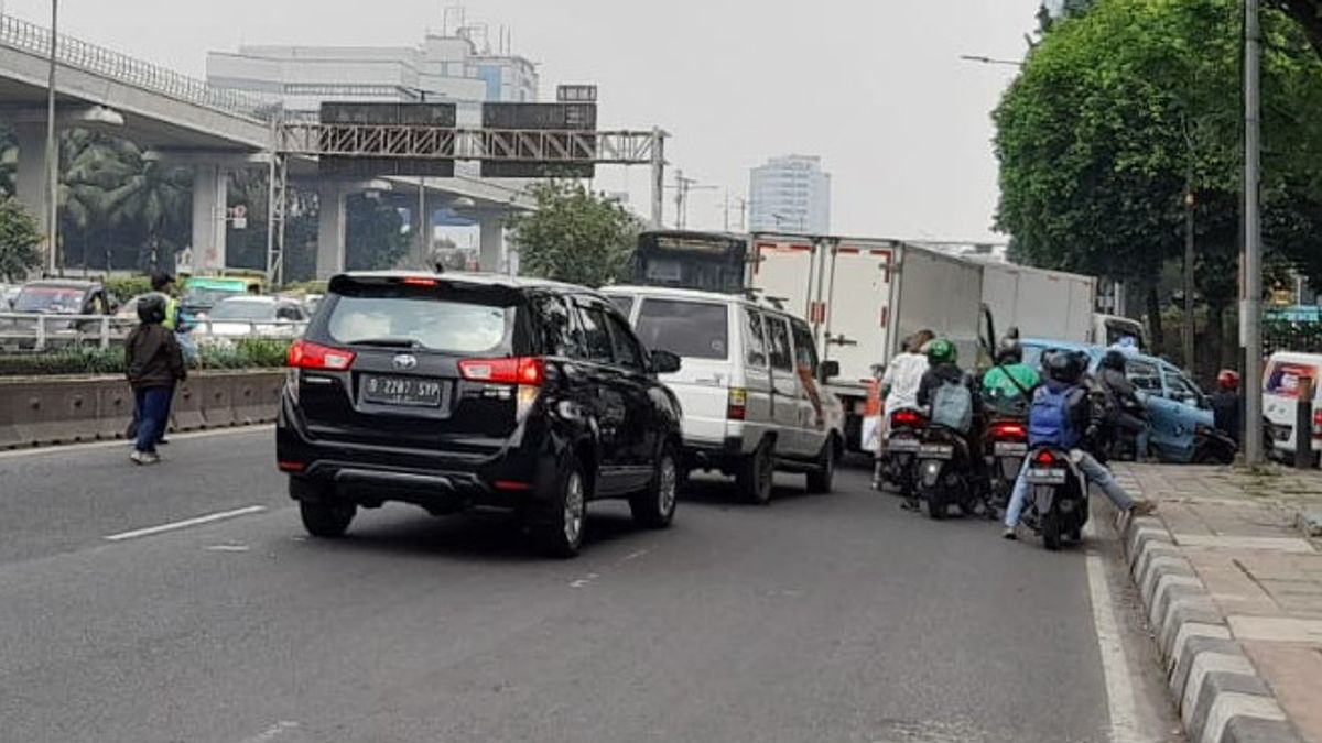 Gas Pipe At MT Haryono Leaks, Officers Apply One Way Traffic Flow