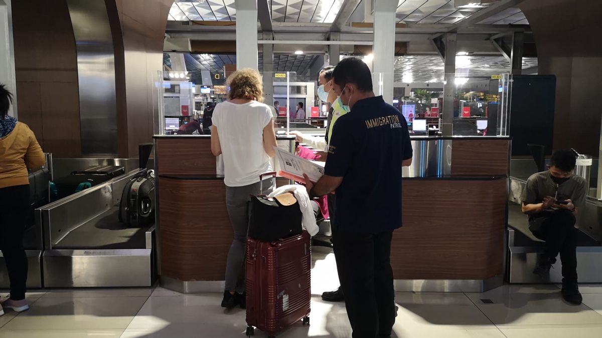 Overstay Of 78 Days, Czech Caucasians Deported From Bali