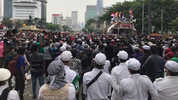 PA 212, GNPF Et FPI Démo à Une Statue De Cheval, Leur Oration Exige Que Jokowi Démissionner