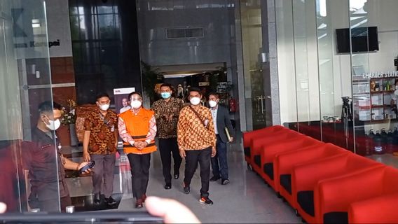 Wearing The KPK Orange Vest, Former Director General Of The Ministry Of Home Affairs: I Respect The Legal Process