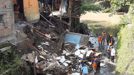 日曜日から雨が降っている、ナユ・バラト村の住人宅1戸が倒壊