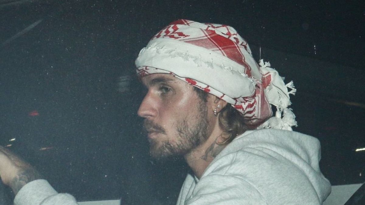 Se réfugier à Keffiyeh, un clone de tête utilisé par Justin Bieber qui est devenu viral sur les médias sociaux