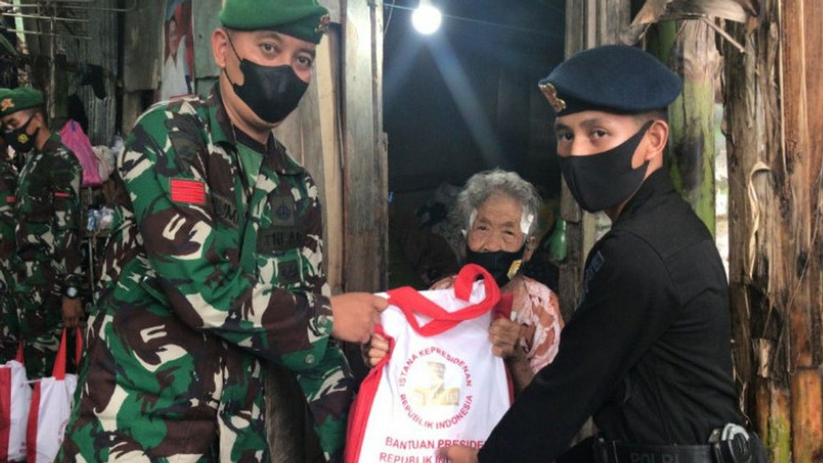 TNI-Polri Distribute President Jokowi's Basic Food Assistance To Kendari Residents