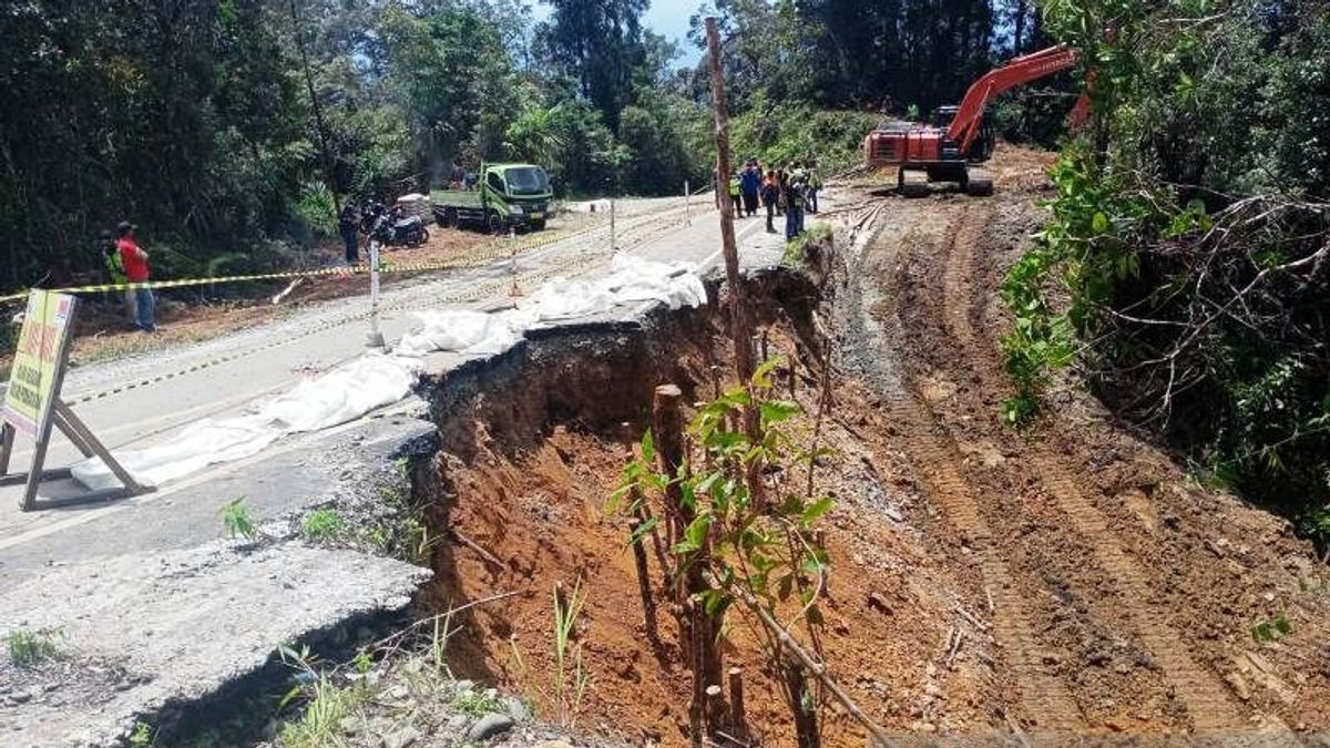الحكومة تتعامل مع طريق الانهيار الأرضي في بيوتونغ أتوه ناغان رايا آتشيه