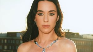 Katy Perry dan Justin Trudeau <i>Go Public</i>, Gandengan Tangan-Rayakan Ulang Tahun