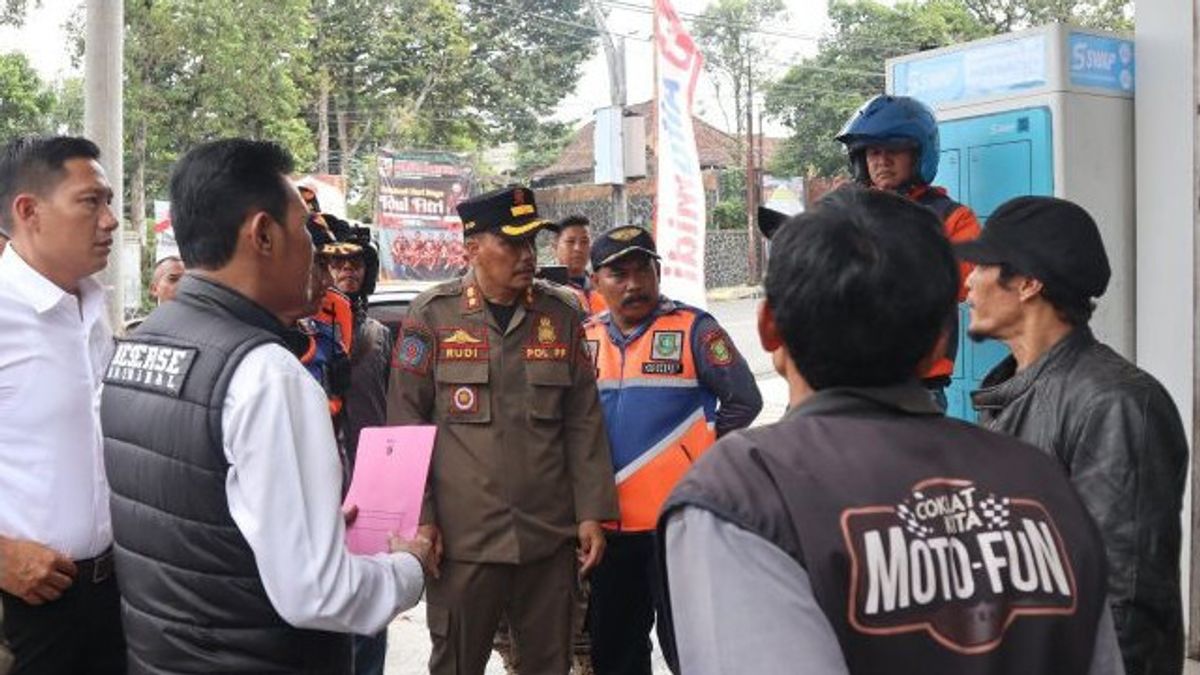 Des dizaines de personnes déplacées dans le stationnement sauvage à Sukabumi arrêtées par la police