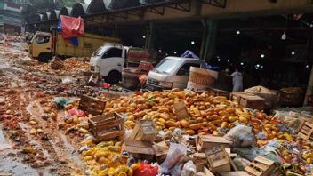 Les commerçants de fruits sur le marché principal de Kramat Jati ont emporté des dizaines de tonnes de Pepaya en raison du prix d’un blocage
