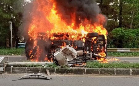 Mesin Overheat, BMW Mewah Hangus Terbakar di Plaza Senayan