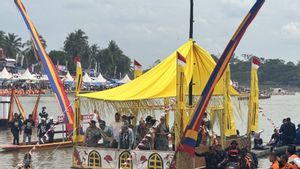 Wapres Gibran dan Selvi Ananda 'Cicipi' Sampan Hias sebelum Buka Festival Pacu Jalur Kuansing