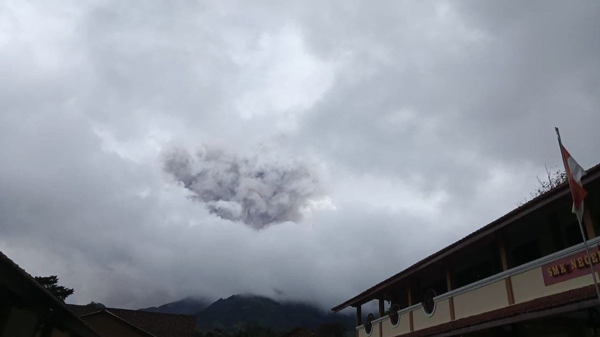 メラピ山噴火後、人々は溶岩を警戒する必要があります