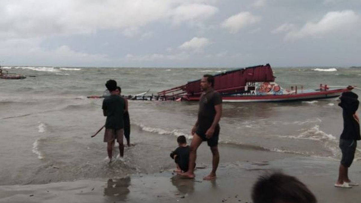Tujuh Orang Tewas Akibat Kapal Karam di Pantai Malabero