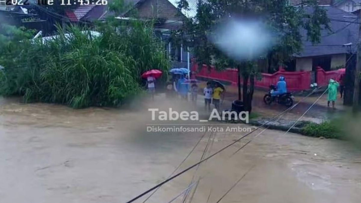 大雨导致安汶的洪水和山体滑坡，这是居民的现状