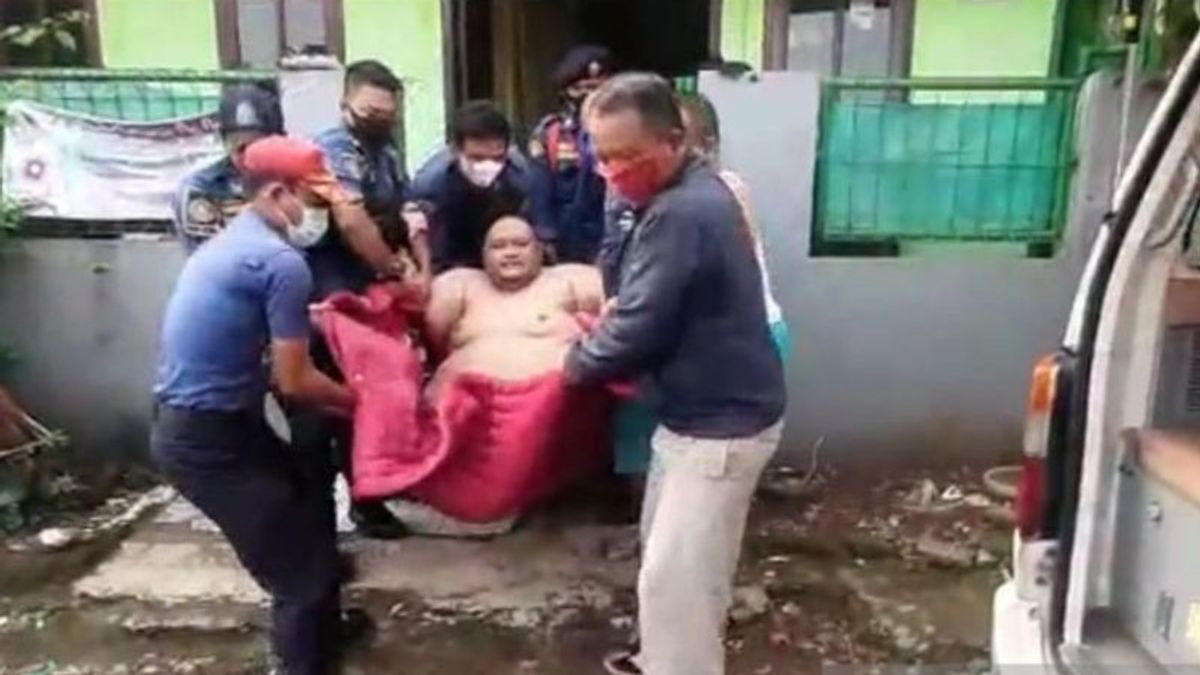 达姆卡尔·茂物重达180公斤，花了3个小时，部署了13名警官撤离这名男子