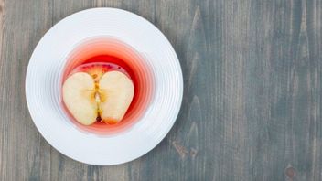 La tendance à la cuisson à l'eau des pommes sur TikTok, quels sont les avantages pour le corps?