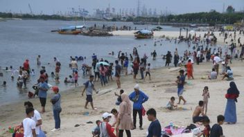 Central Jakarta Police Deploy 125 Personnel To Safeguard Tourists On Eid Holidays In Ancol