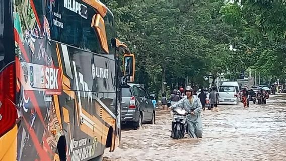 La Zone Touristique De Sengigi à L’ouest De Lombok A été Inondée, Aucun Signe De Recul