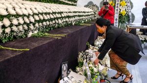 Didampingi Megawati, Puan Letakkan Karangan Bunga di Memorial Korban Tragedi Itaewon