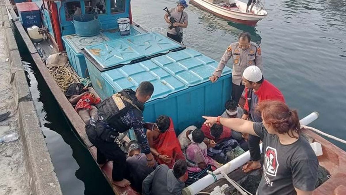 Simeulue Police Arrest 8 Fishermen Allegedly Using Fish Bombs