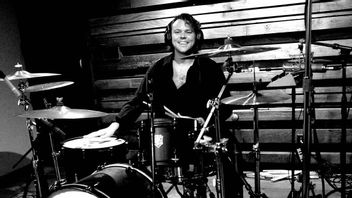 Hasil Bertahun-tahun Menulis Musik, Ashton Irwin Rilis Album 'Blood On The Drums'