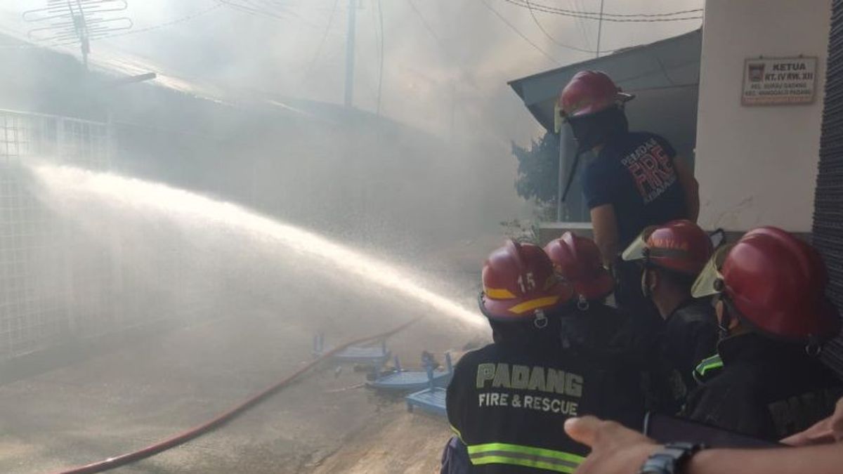 Need 70 Officers And 8 Fire Fleet To Put Out Fires In Payakumbuh Padang, Losses Estimated At IDR 1.3 Billion