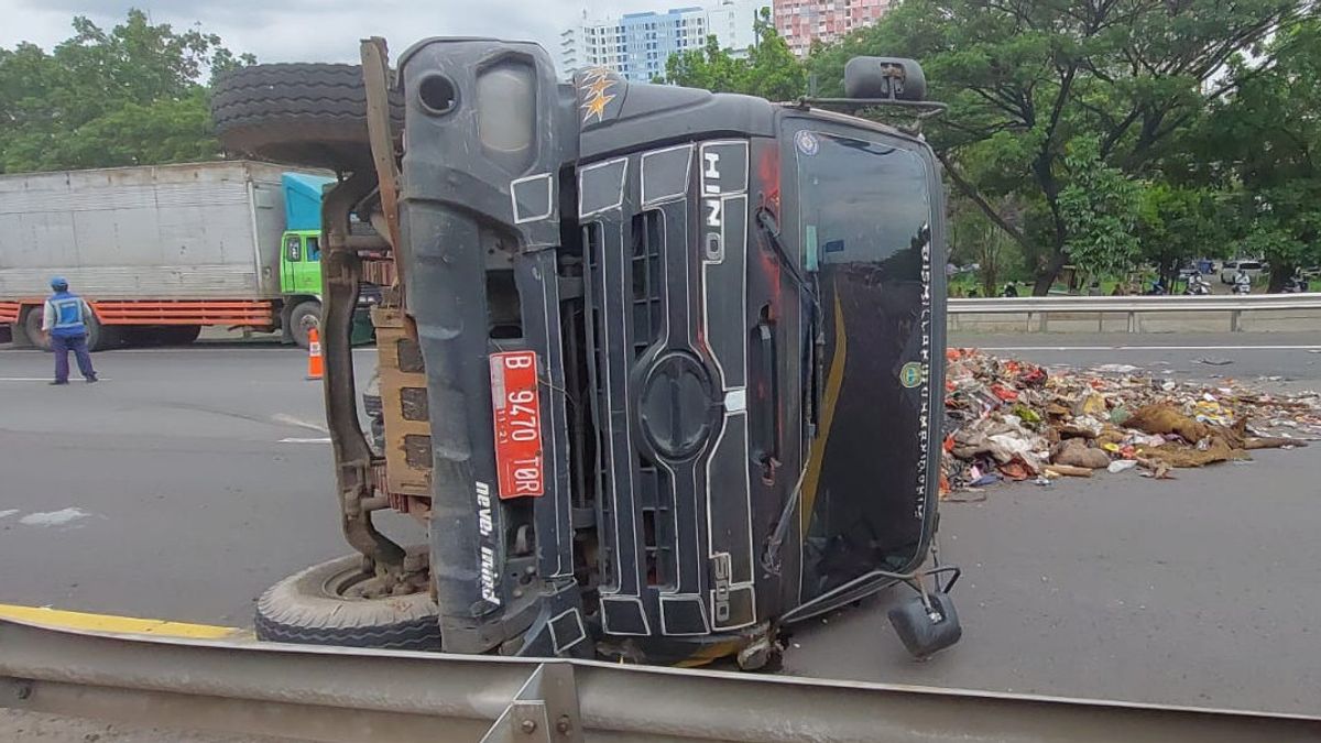 Un camion à ordures appartenant au département LH de Jaktim se renverse à Cakung