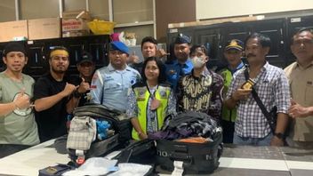 Passengers From Medan Who Brought 1 Kg Of Crystal Methamphetamine Were Arrested By The Southeast Sulawesi Regional Police At Haluoleo Airport Parking