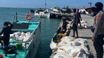 celière transportant 27 tonnes de riz d’aide aux eaux de l’île de Sarok Sumenep