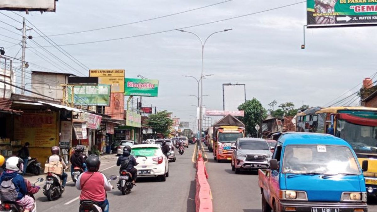 H-3 Lebaran Arus Lalu Lintas di Jalan Wates Ramai Lancar