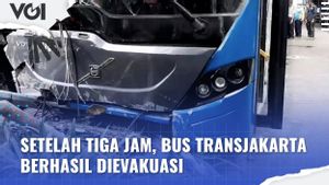 VIDEO: Setelah Tiga Jam, Bus Transjakarta Tabrak Trotoar di Klender Berhasil Dievakuasi