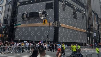 Less Fashion Market, Louis Vuitton Parent Considers Selling Marc Jacobs