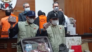 Rp1 Billion In Black Suitcase Causing North Penajam Paser Regent To KPK Detention Center