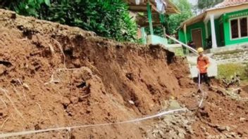 نزوح 138 أسرة في سوكاموليا بورواكارتا المتضررة من الانهيارات الأرضية في فناء المدرسة الابتدائية