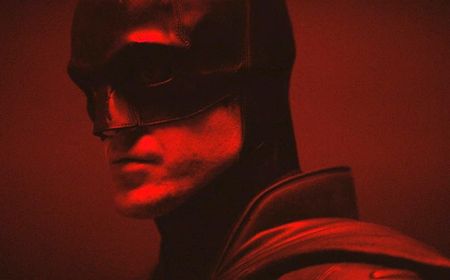 First Look Perdana Robert Pattinson Sebagai Batman