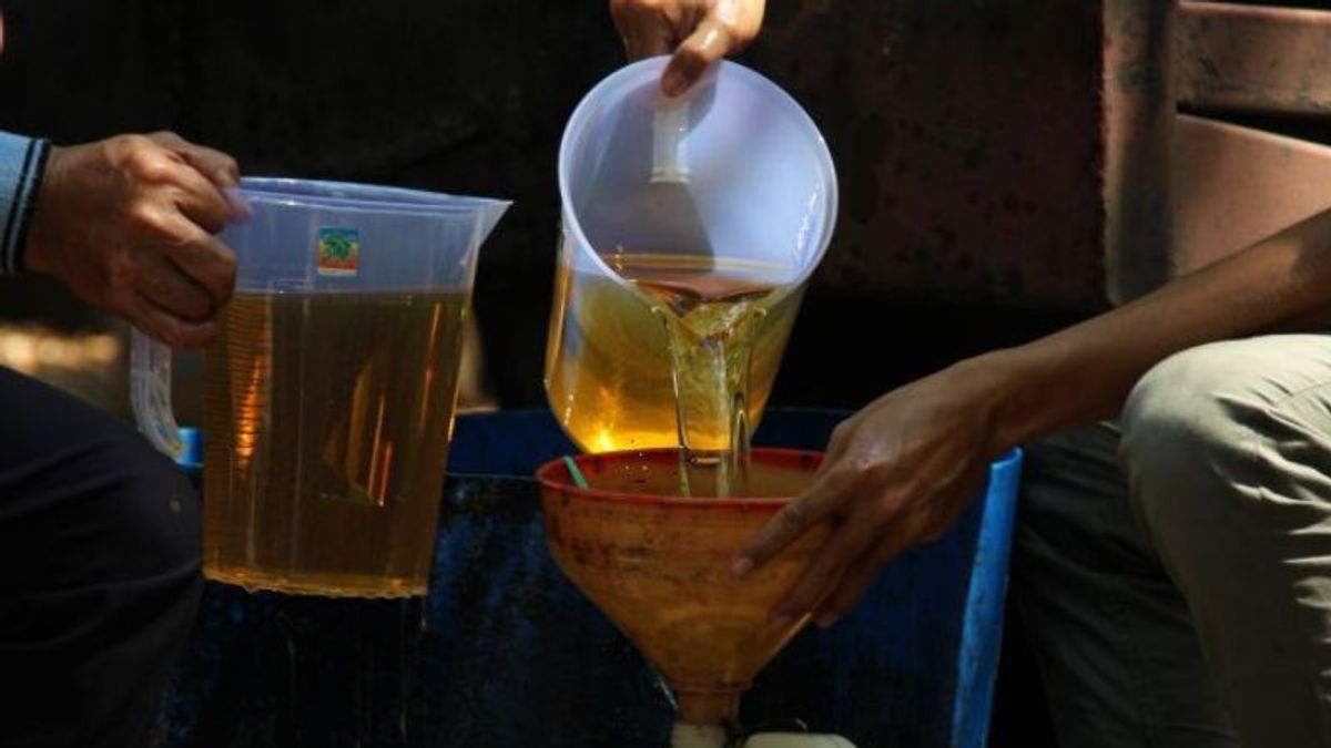 タンジュンピナンでの食用油のバルク購入は1日あたり10 Kgに制限されています