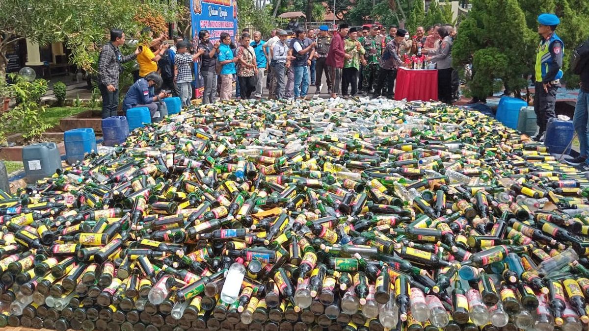 توقع العمل الإجرامي خلال عطلة عيد الميلاد ورأس السنة الجديدة ، شرطة سوبانج تدمر الآلاف من زجاجات ميراس