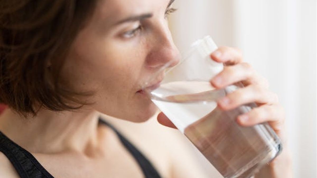 Like Drinking Water While Eating? Here's the Impact on Digestion