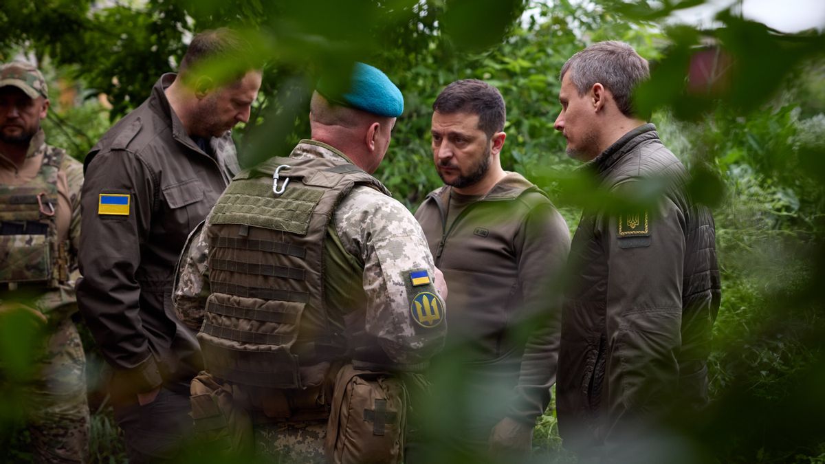 Pulang dari KTT G7 di Jepang, Presiden Zelensky Temui Marinir Ukraina yang Berada di Garis Depan Donetsk