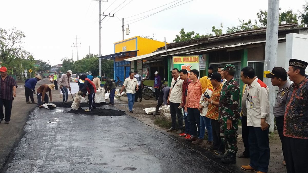 Ganjar Pranowo Asks Regional Heads In Central Java To Use Aspal Buton