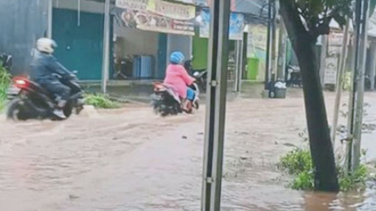 Hujan Deras 2 Jam, Beberapa Titik Jalan di Karawang Dilaporkan Banjir