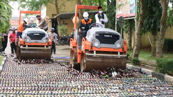 アルコールと薬物のボトルの数千人は、ウラマとバンテン警察本部で破壊
