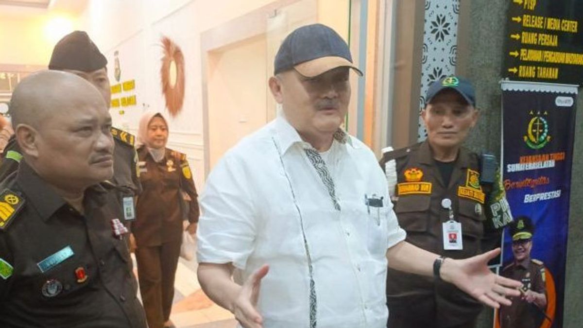 Alex Noerdin Examined 12 Hours Related To Alleged Corruption In The Palembang Cinde Market Project