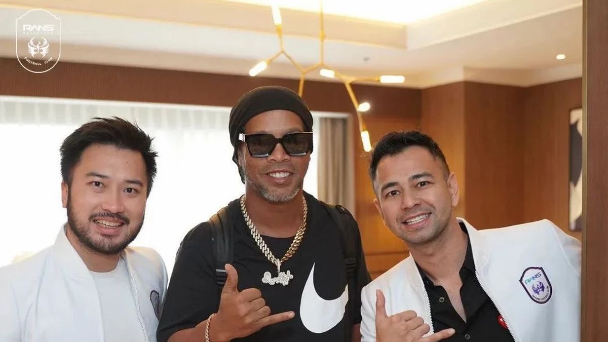 Pemilik Rans Nusantara FC Raffi Ahmad dan Rudy Salim Langsung Sambut Ronaldinho yang Mendarat di Indonesia